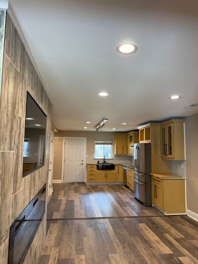 Building Photo - Chapel Creek