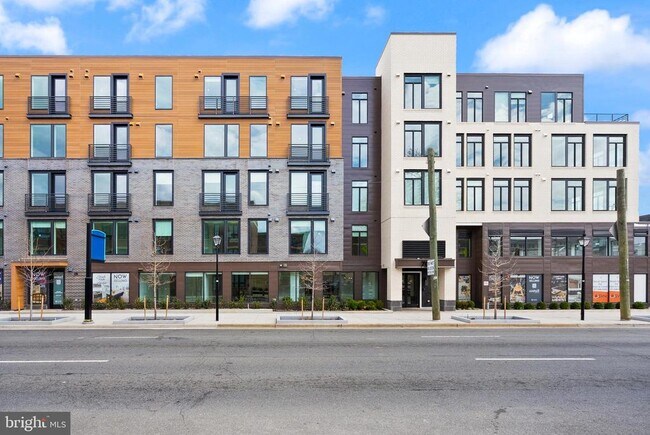 Building Photo - 701 N Henry St