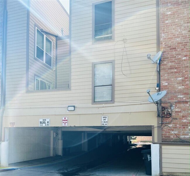 Building Photo - 1919 Place Rebecca Ln