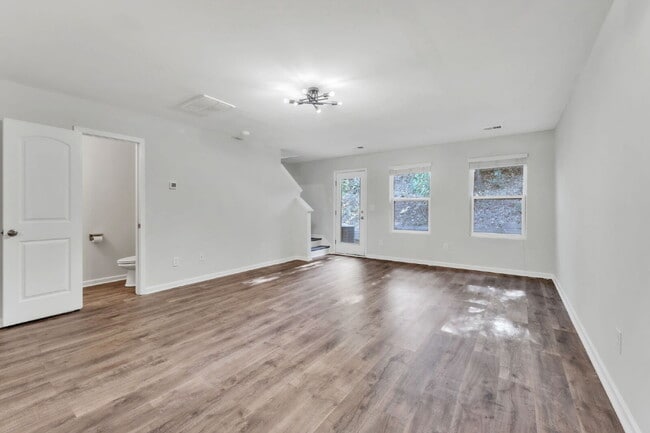 Building Photo - Stylish 3BR, 2.5BA Townhome with Loft and ...