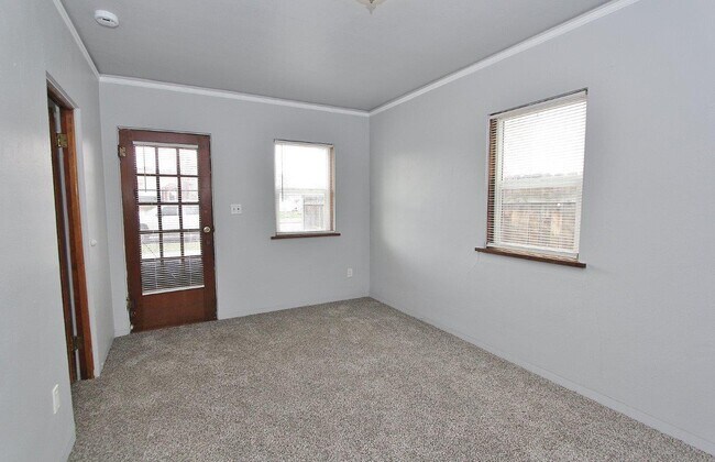 Building Photo - 210 S Commercial Ave