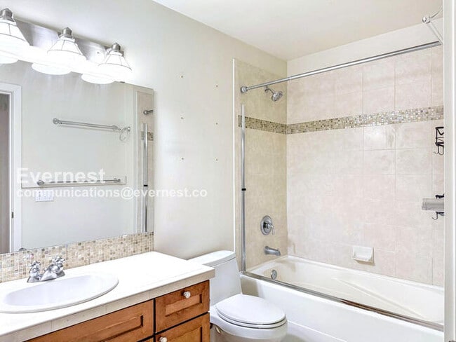 Building Photo - 133 Queen Anne Ave N