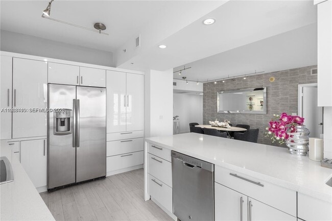 Building Photo - 335 S Biscayne Blvd