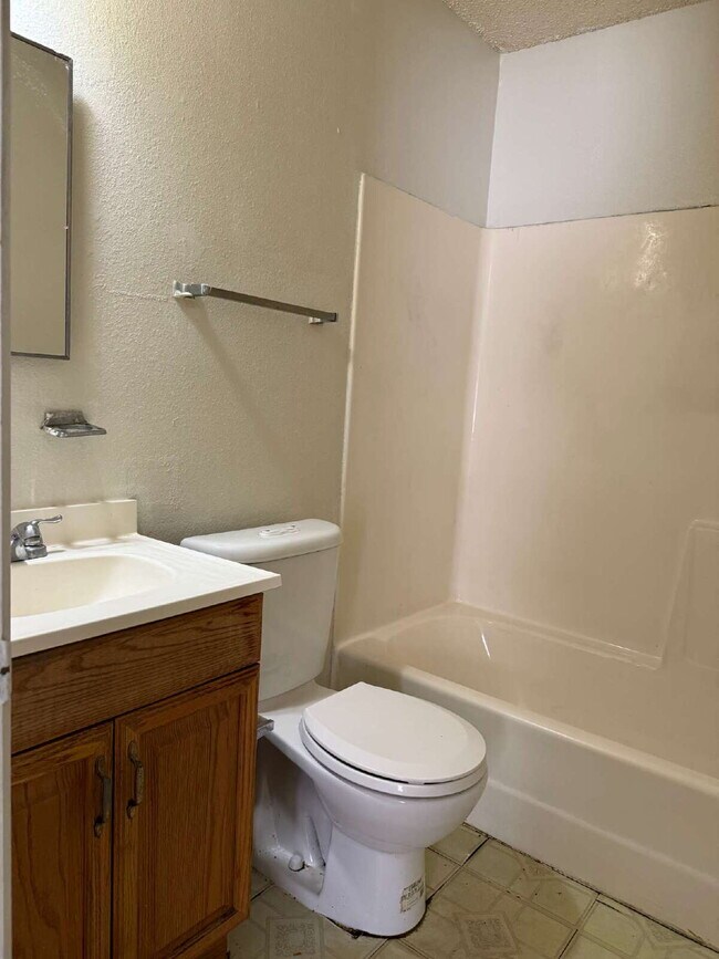 Building Photo - Affordable Three Bed/Two Bath in Leon Vall...