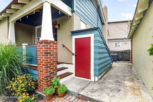 Building Photo - 139 Webb Ave