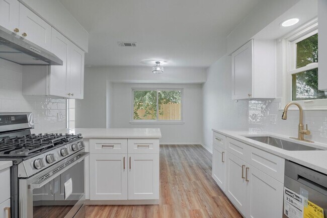 Building Photo - 606 Splitrock
