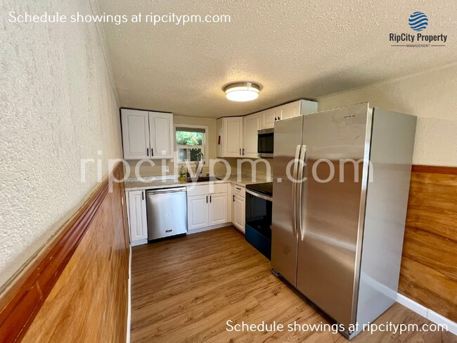 Building Photo - Nicely updated 2bed 1-bath  home with yard!