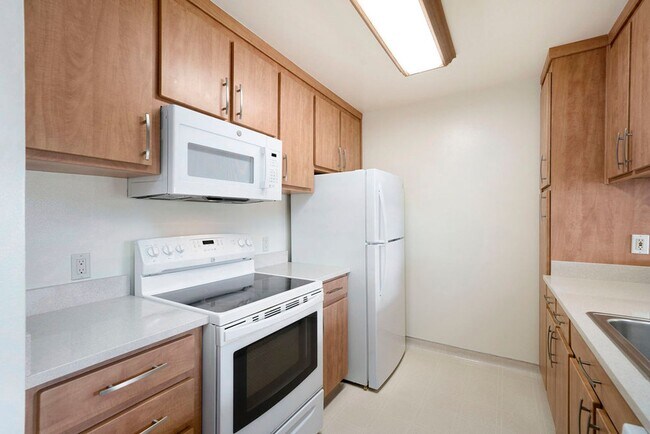 Building Photo - 2101 Shore Line Dr