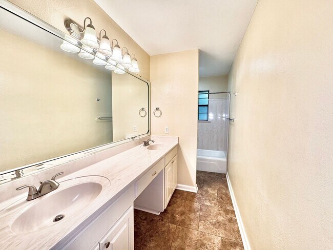 Building Photo - 1323 Tamari Dr