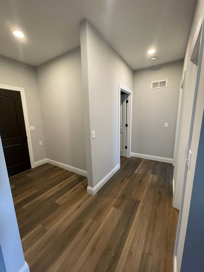 Building Photo - Beautiful 3 Bed / 2 Bath Home with 3-Car G...
