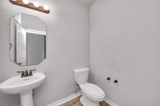Building Photo - 2310 Brett Ct