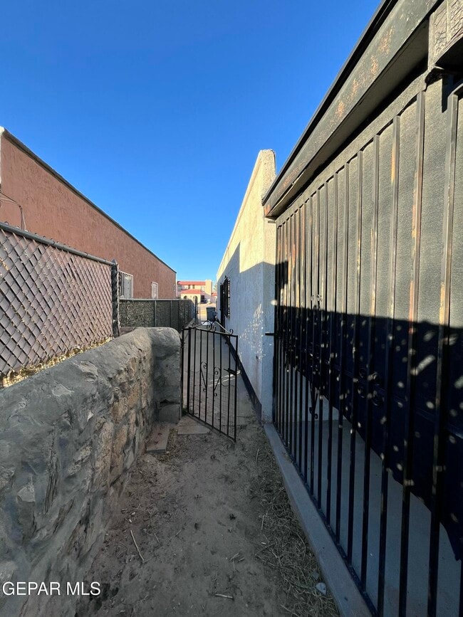 Building Photo - 10418 Ashwood Dr