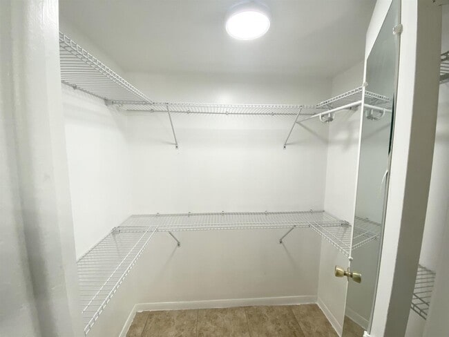 Building Photo - 1100 Boxwood Dr