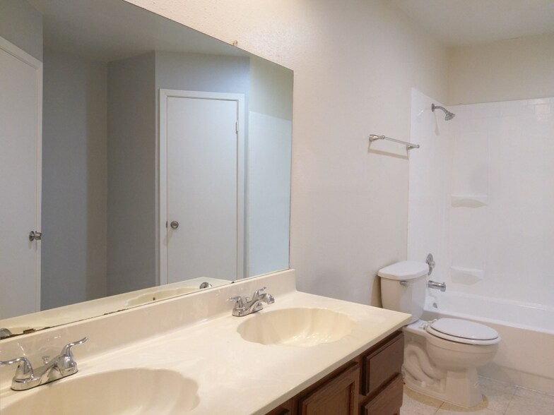 Master dual vanities and dual walk-in closets - 2506 corian glen dr