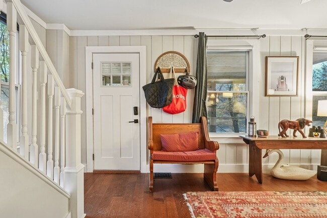 Building Photo - 916 East End Rd