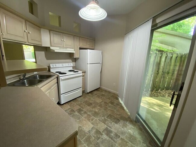 Building Photo - 2 Bedroom Garden Home - Allendale Boulevar...