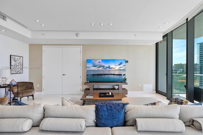 Building Photo - 17475 Collins Ave