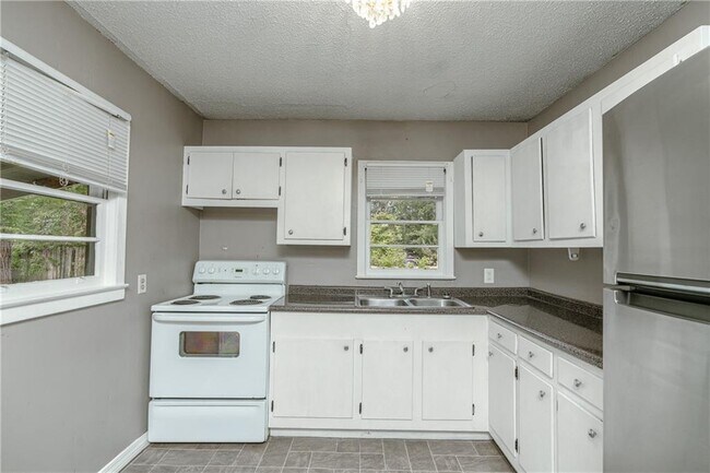 Building Photo - 100 Esplanade Ave