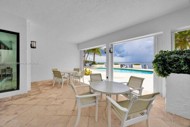 Building Photo - 1600 S Bayshore Ln