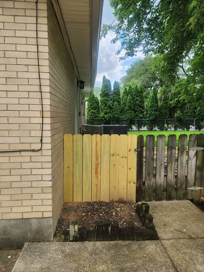 Building Photo - Beautiful and spacious 3 bedroom 1 bath ho...