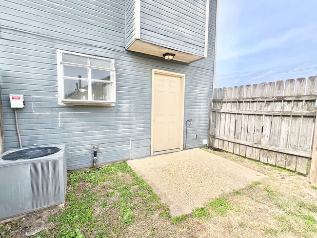 Building Photo - Two Bedroom Townhouse in Zachary