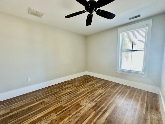 Building Photo - Two Bedroom Condo in the Heart of the Bluffton Promenade!