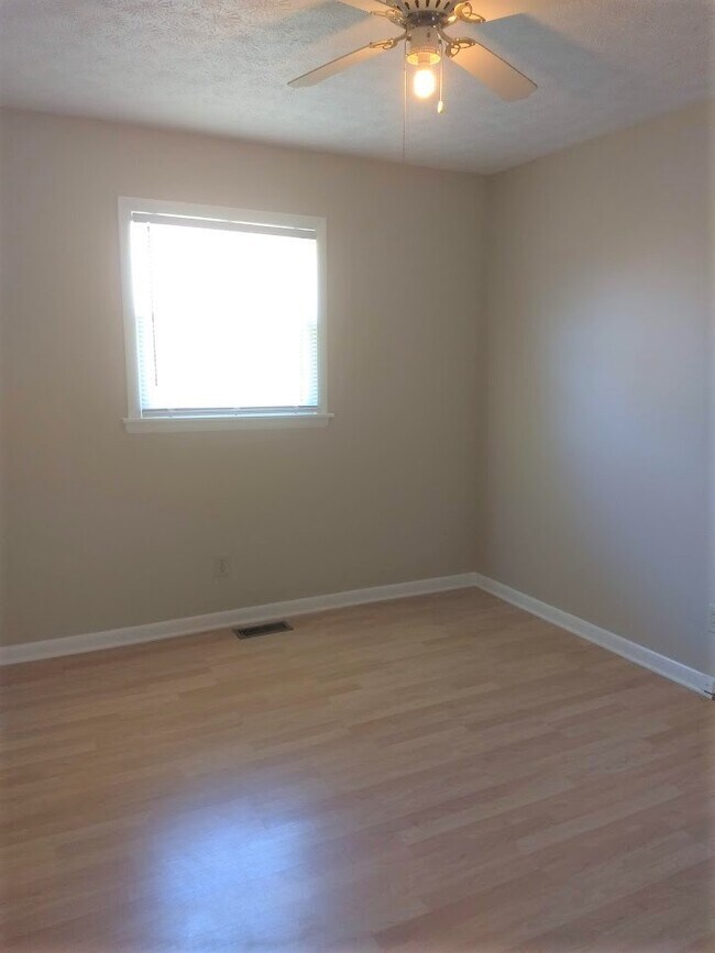 Building Photo - 137 Prentice St