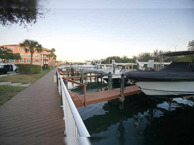 Building Photo - 2-Bed, 2.5-Bath Water-Front Condo in South Tampa