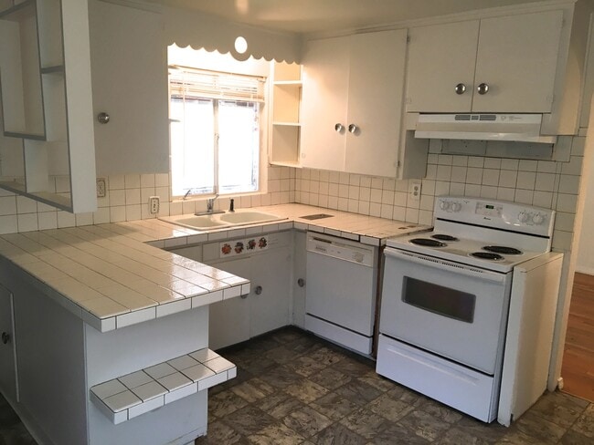 Building Photo - Spacious + Bright 3B Greeley House with Garage!