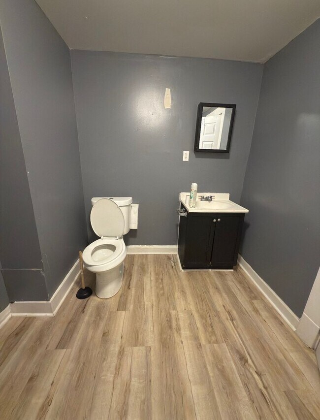 Building Photo - 2 Bed 1 Bath unit