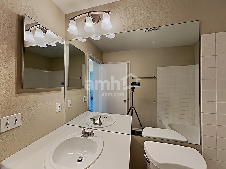 Building Photo - 2768 S Cathay Ct