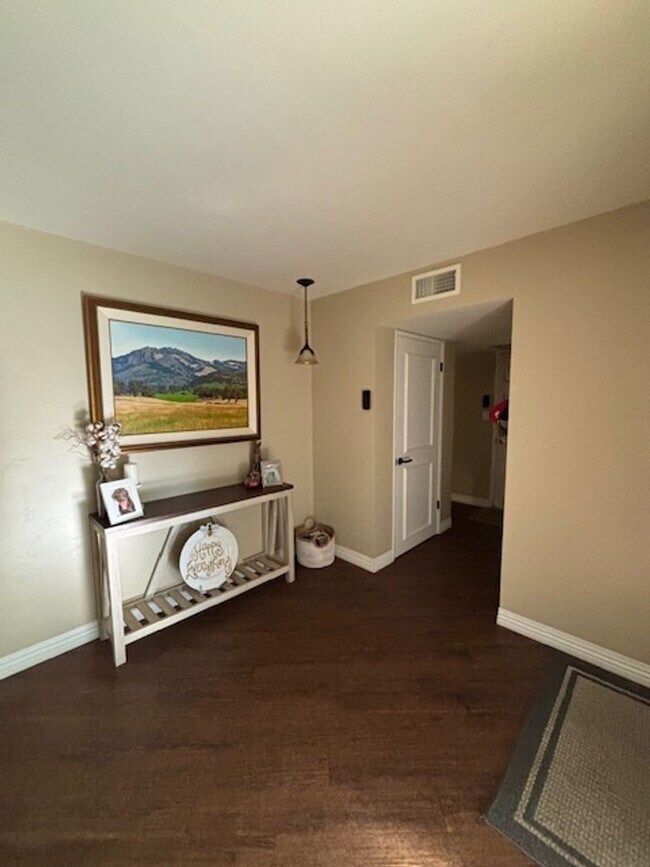 Building Photo - Beautiful 3 Bedroom / 2 Bathroom Home in S...