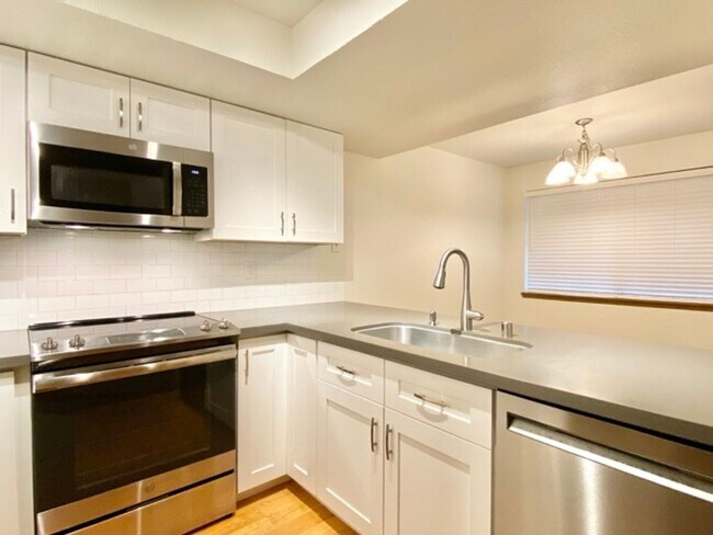 Building Photo - Quaint 2BR 1.5BA Condo in the Vineyards