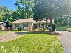 Building Photo - Classic 3 bedroom 1 1/2 bath ranch with gr...