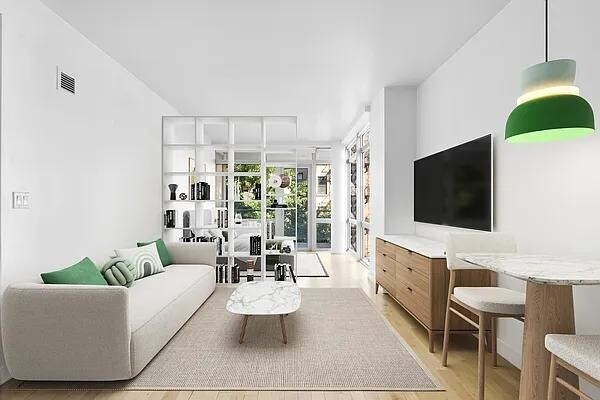 Building Photo - 425 E 13th St