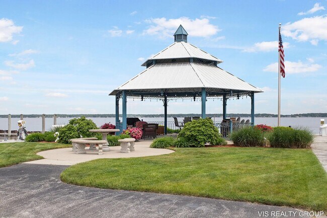 Building Photo - 2964 Lakeshore Dr
