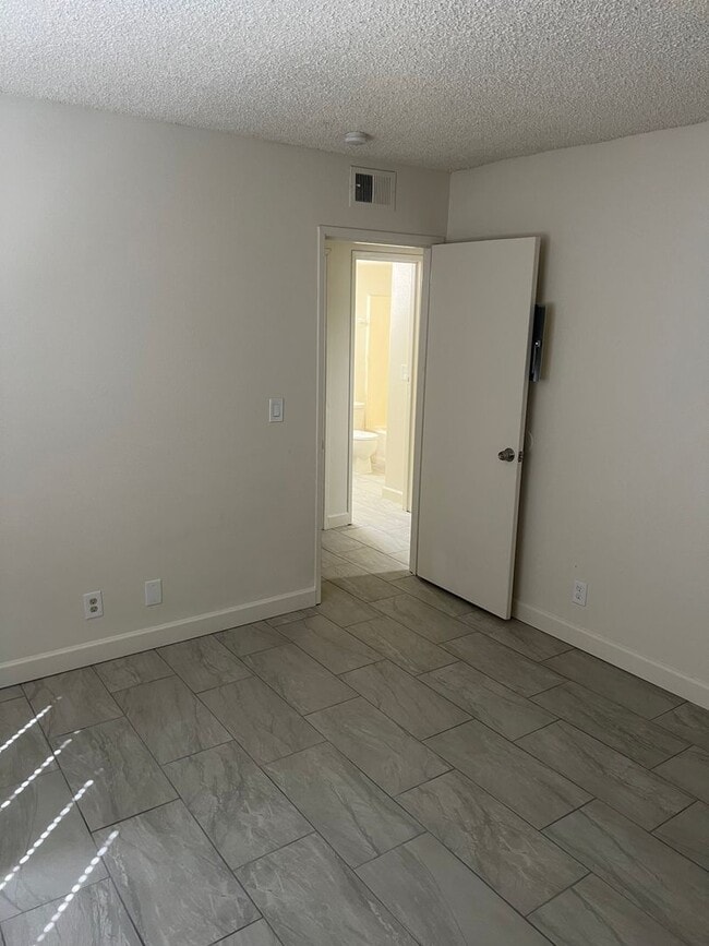 Building Photo - 2 Bedroom 2 Bath Craig & Nellis