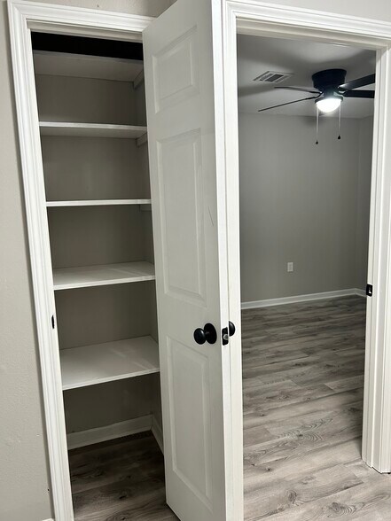 Building Photo - 3605 Thomas Dr