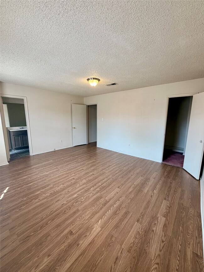 Building Photo - 7700 Creekbend Dr