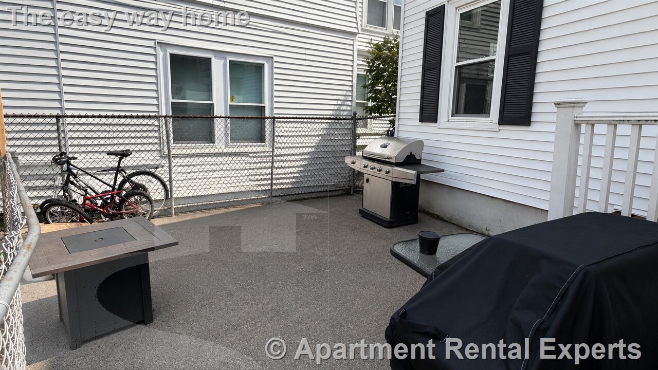 Building Photo - 131 Rindge Ave