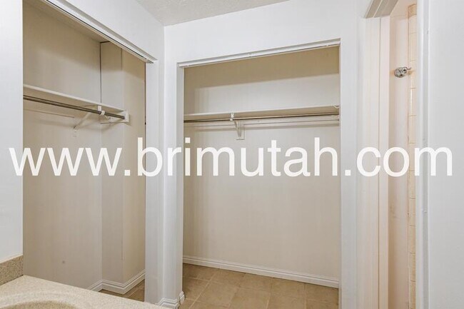 Building Photo - 4670 Stratton Dr E