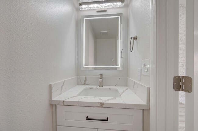 Building Photo - Remodeled Single Story, 4 Bedroom Home in Desert Shores