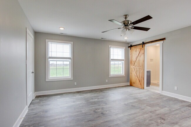 Building Photo - 127 Riverbend Dr