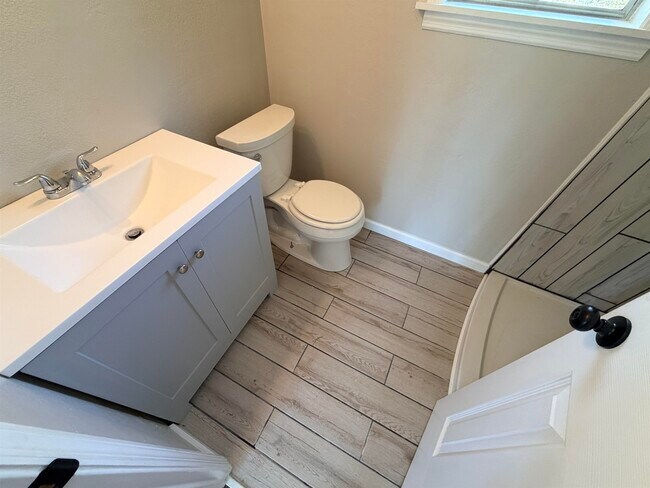 Building Photo - 1024 Cherokee Dr