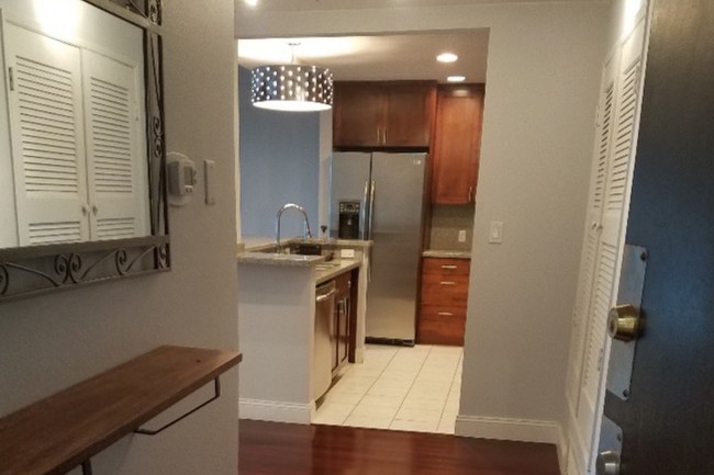 Entry - 104 S Hayworth Ave