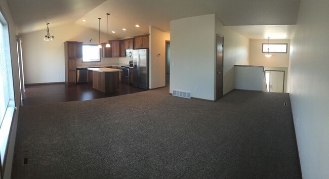 Building Photo - 3 Bed 3 Bath Twin Home