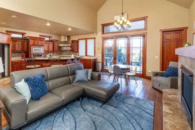 Building Photo - Large spectacular home with all the bells and whistles