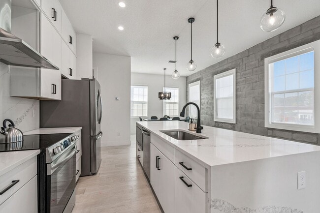 Building Photo - Modern Townhome For Lease in downtown St Pete and Warehouse Arts District