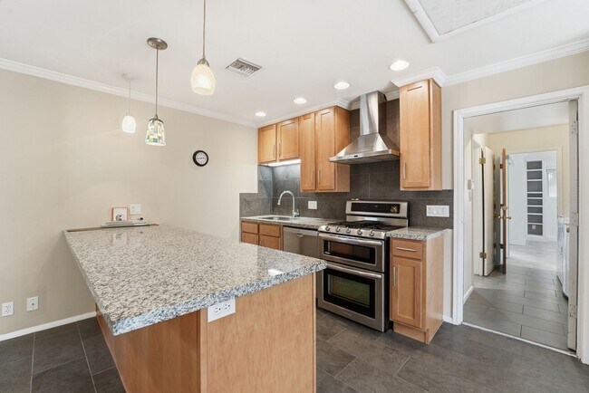 Building Photo - Welcome to this beautiful 4-bedroom, 3-bathroom home in Tempe Arizona!