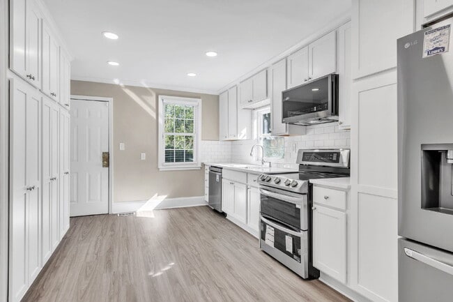 Building Photo - Beautifully Updated 2-Bedroom, 2-Bath Single-Level Home($1650/mo rent***)